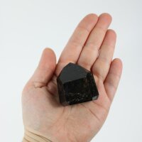 Spitze Turmalin mit Hämatit poliert, 68 Gramm