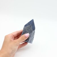 Spitze Blauquarz, teilweise roh, geschnitten und Spitze poliert, Größe 1